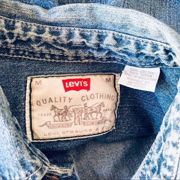 Levi’s Oversized Blue Denim Button Up Shirt - Picture 7 of 7